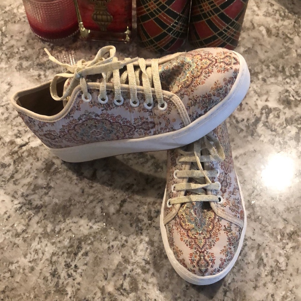 Beautiful sneakers perfect for the holidays! Nice and casual.